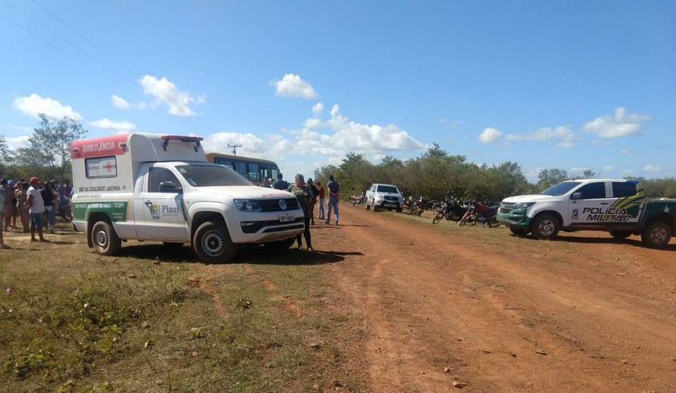 Colisão frontal entre moto e ônibus aconteceu em estrada de terra na zona rural de Sigefredo Pacheco - Piauí — Foto: Divulgação/ Polícia Militar
