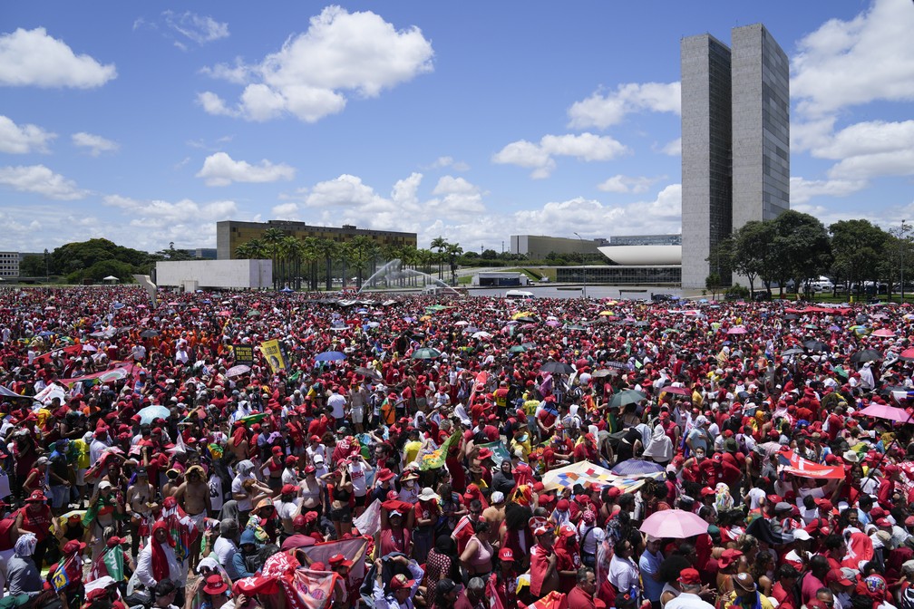 Apoiadores de Lula se reúnem na Esplanada dos Ministérios para a posse presidencial — Foto: Silvia Izquierdo/AP