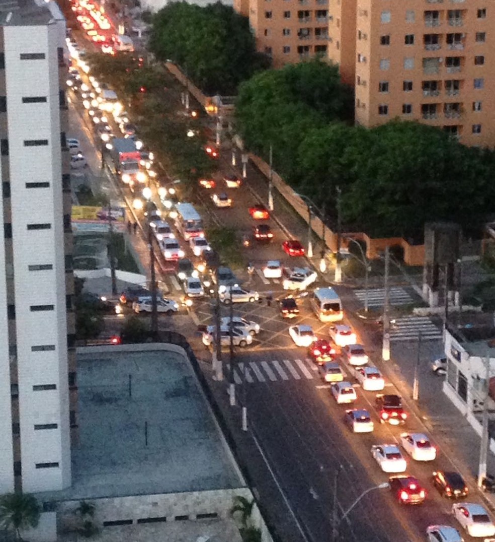 TRânsito ficou congestionado em Natal com semáforos parados por causa de apagão (Foto: Carol Souto)