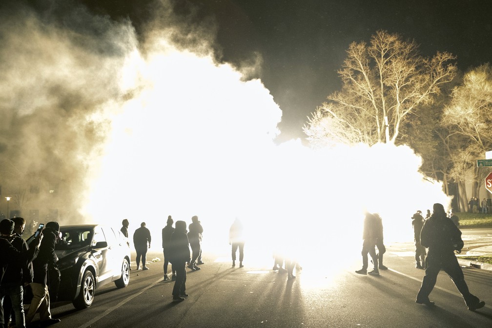 Bombas de luz são usadas pela polícia para dispersar a multidão reunida para protestar contra a morte de Daunte Wright, de 20 anos, em 11 de abril de 2021 — Foto: Carlos Gonzalez/Star Tribune via AP