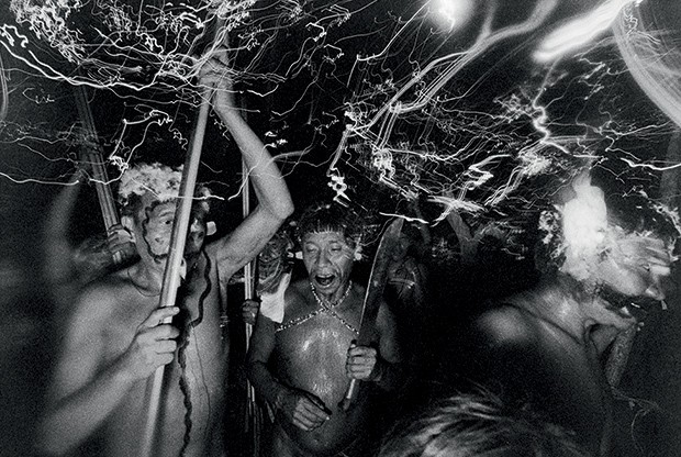 Especial - Celebrações funerárias e intercomunitárias típicas dos Yanomami. Claudia usou diferentes recursos fotográficos para registrar as cerimônias. Catrimani, Roraima (1974) (Foto: Claudia Andujar)