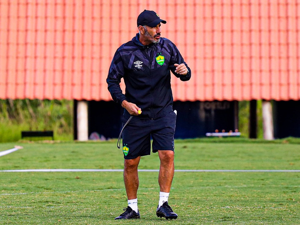 Ivo Vieira, técnico do Cuiabá — Foto: AssCom Dourado