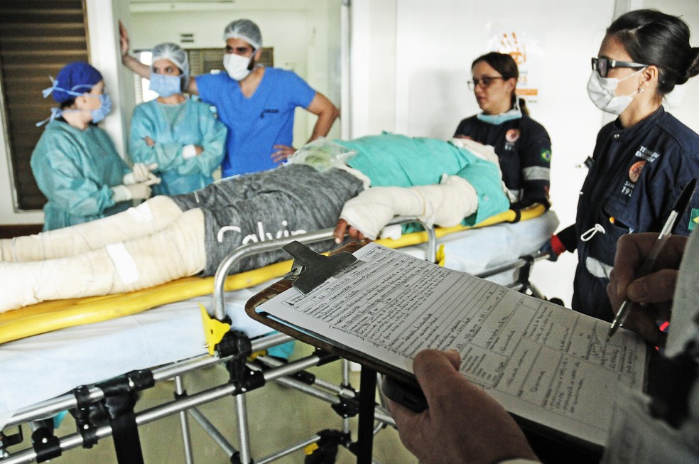 Vítima de explosão de embarcação no Acre chega ao Hospital Regional da Asa Norte (HRAN), em Brasília, para receber tratamento — Foto: Breno Esaki/ Secretaria de Saúde DF