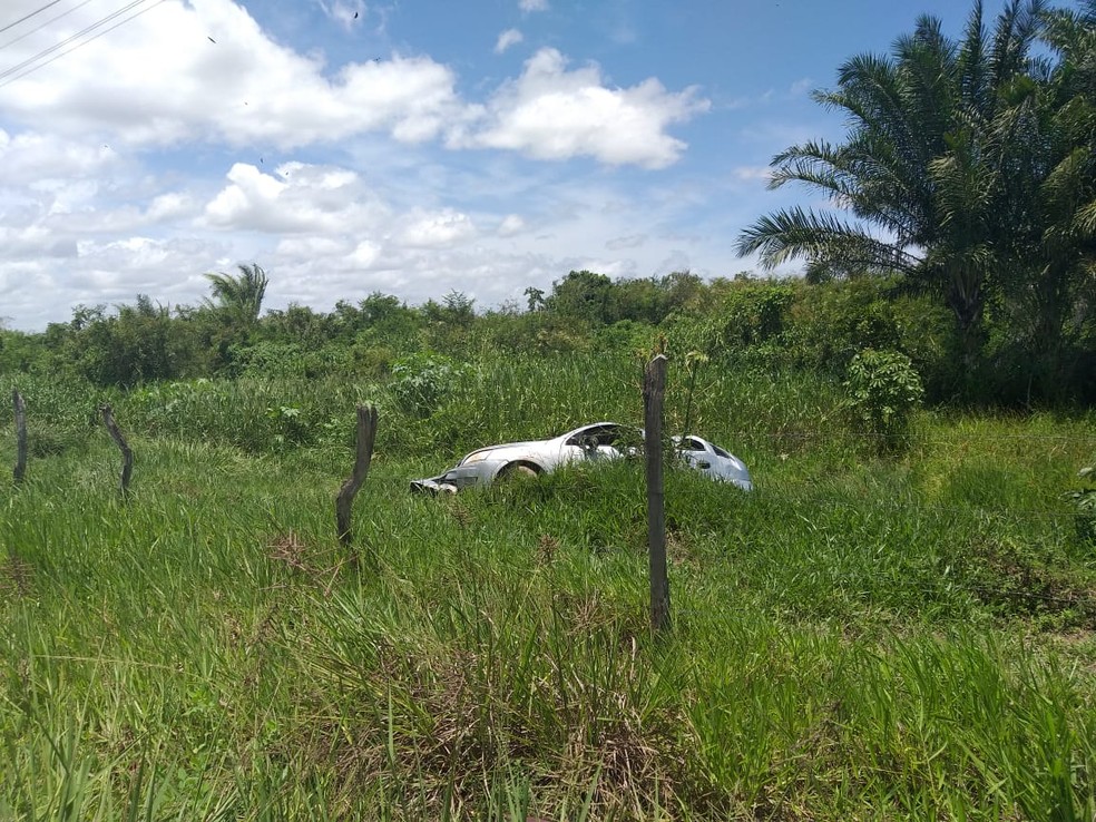 Outro carro envolvido no acidente foi jogado para fora da pista, às margens da AL-101 Norte — Foto: Divulgação/Corpo de Bombeiros
