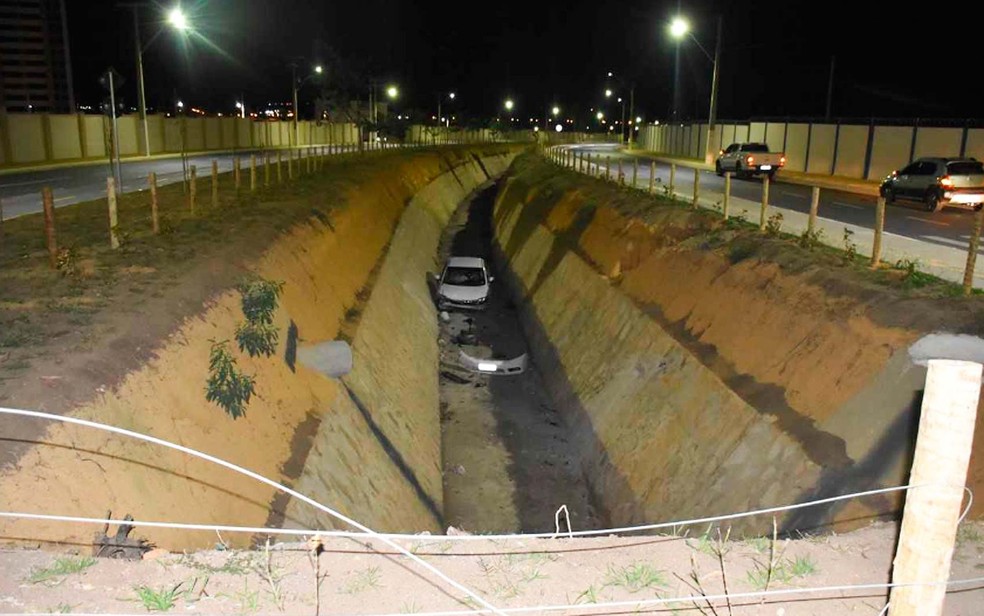 Motorista do carro envolvido no acidente ficou ferido segundo informou a PM de Vitória da Conquista (Foto: Anderson Oliveira/Blog do Anderson)