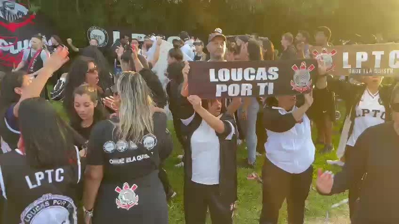 Torcedores protestam na porta do CT do Corinthians contra Cuca