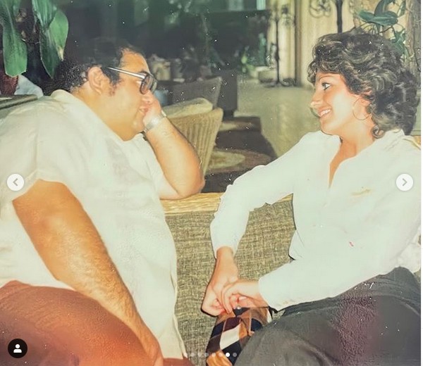 Gache Rivera com Édgar Vivar (Senhor Barriga e Nhonho) nos bastidores de um espetáculo do elenco de Chaves na Venezuela no fim dos anos 70 (Foto: Instagram)