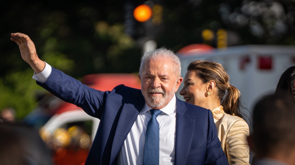 Lula acena ao chegar diante do Palácio do Planalto durante sua posse em 1º de janeiro de 2023 — Foto: Fábio Tito/g1