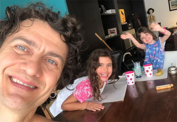 Gabriel Braga Nunes com a filha, Maria, e amiguinha (Foto: Reprodução/Instagram)