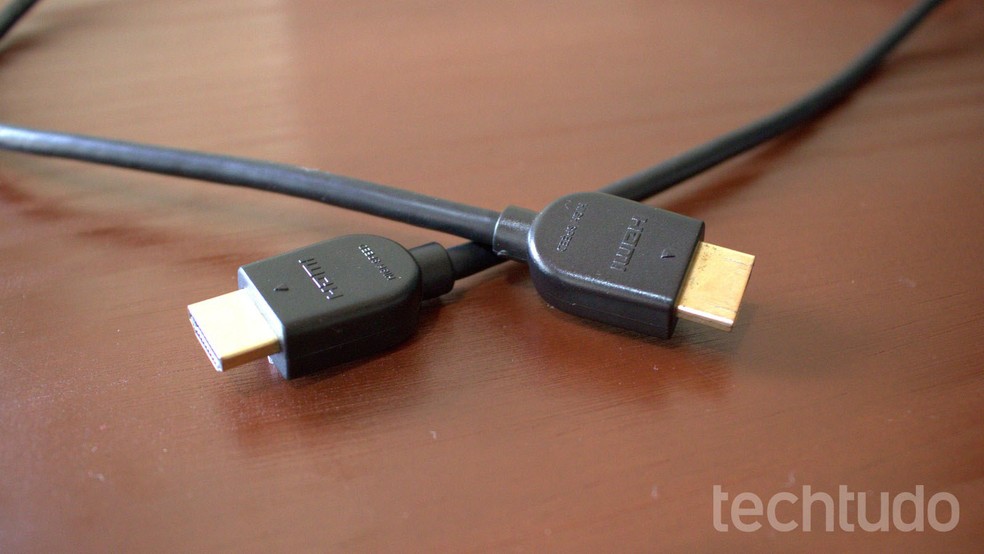 Use um cabo HDMI para conectar notebook à TV de forma simples — Foto: Filipe Garret/TechTudo