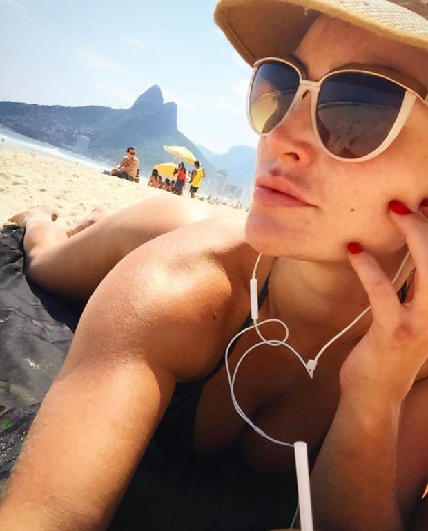 A atriz Laura Keller aproveita trade de sol no Rio (Foto: Reprodução / Instagram)