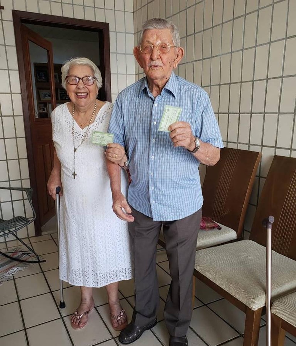 Seu Sebastião, de 96 anos, e Dona Almira, de 92, a caminho da votação — Foto: Marilia Zacarias