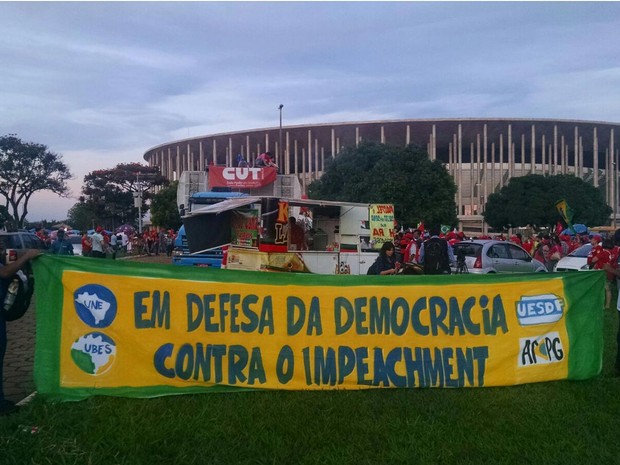 Entidades estudantis exibem faixa contra o impeachment da presidente Dilma Rousseff em Brasília (Foto: Alexandre Bastos/G1)