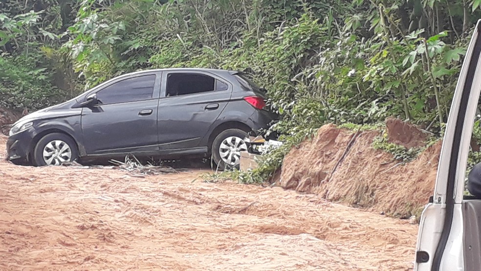 AutomÃ³vel em que estava os criminosos que atiraram no PM da reserva na Grande Natal estava com placas clonadas do estado de Minas Gerais e tinha queixa de roubo â Foto: Julianne Barreto/Inter TV Cabugi