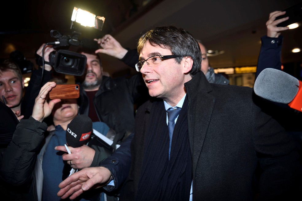 Ex-presidente da Catalunha Carles Puigdemont chega ao aeroporto de Copenhague, na Dinamarca, nesta segunda-feira (22)  (Foto: Tariq Mikkel Khan/Scanpix Denmark via Reuters)