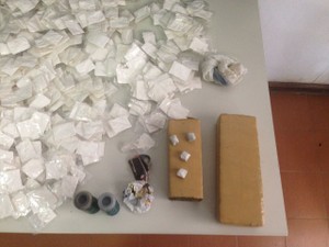Além de mais de mil papelotes de cocaína, foram apreendidas duas barras de maconha prensada (Foto: Polícia Civil/Divulgação)