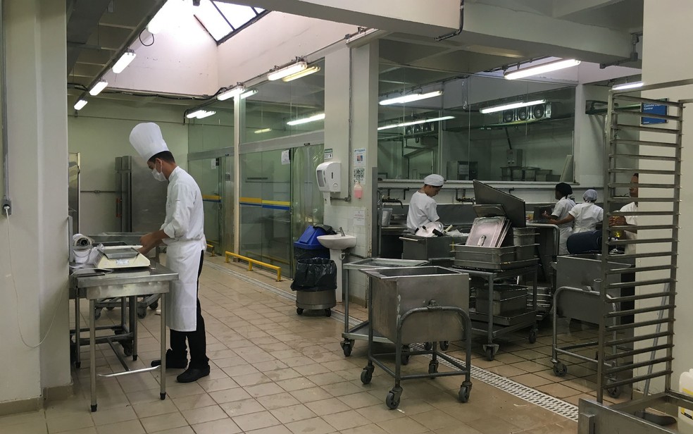 Cozinha do restaurante universitário da UnB no campus Darcy Ribeiro, na Asa Norte  (Foto: Luiza Garonce/G1)