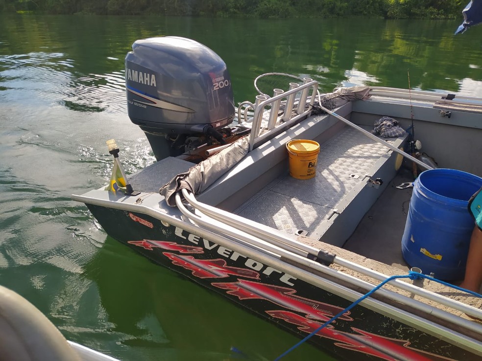 Pescador levou multa de mais de R$ 1 mil por captura irregular de piaparas em período proibido no Rio Paraná — Foto: Polícia Militar Ambiental