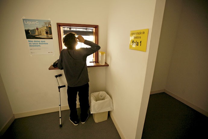 Dose estatal: paciente ingere metadona em clÃ­nica de Portugal, onde as drogas sÃ£o assunto de saÃºde pÃºblica (Foto: Rafael Marchante/Reuters/Latinstock)