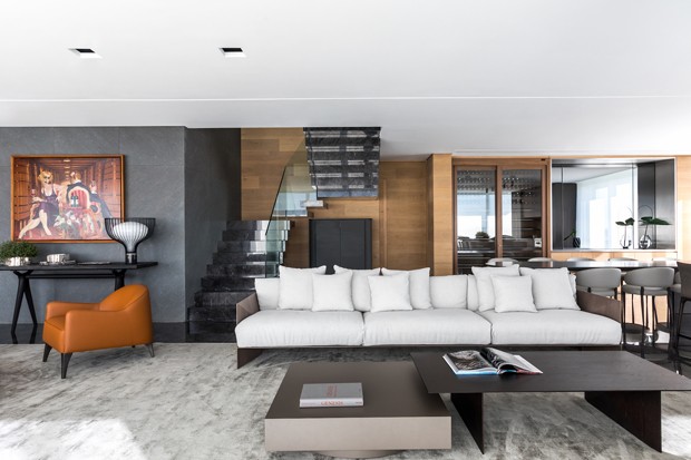 Loft de 550 m² com tons de cinza e muito design no décor (Foto: Eduardo Macarios)