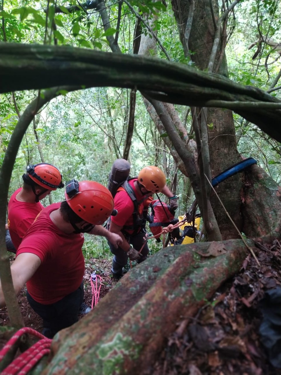 Trabalho de resgate do corpo de Ivo durou mais de 3 horas — Foto: Corpo de Bombeiros/Divulgação