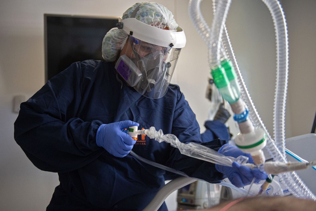 Profissional de saúde monitora paciente com Covid-19 na UTI do Hospital Geral de Medellín, na Colômbia, no dia 20 de agosto. — Foto: Joaquín Sarmiento/AFP