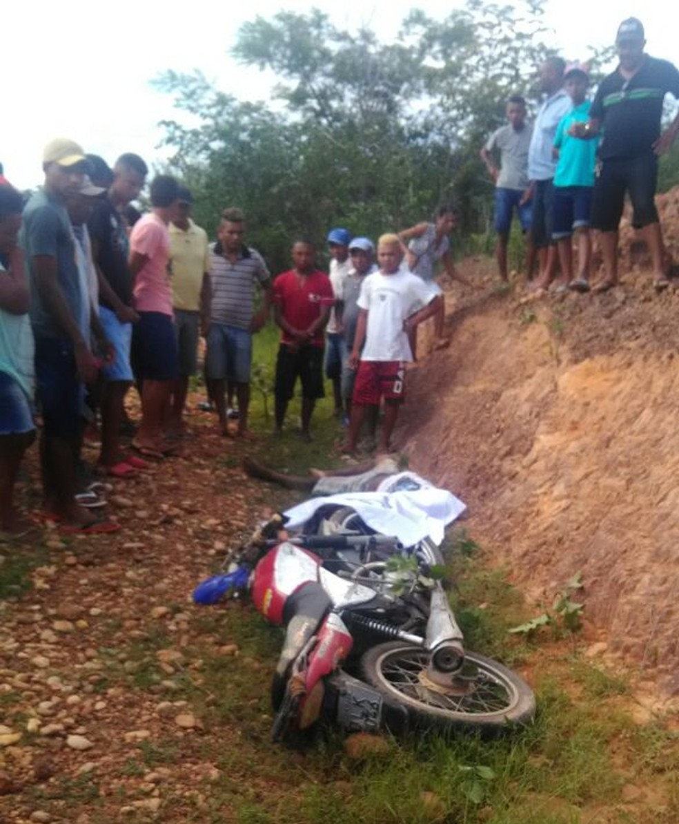 As duas vítimas morreram ainda no local, devido a gravidade do acidente, segundo a PM. (Foto: Divulgação/ Polícia Militar)