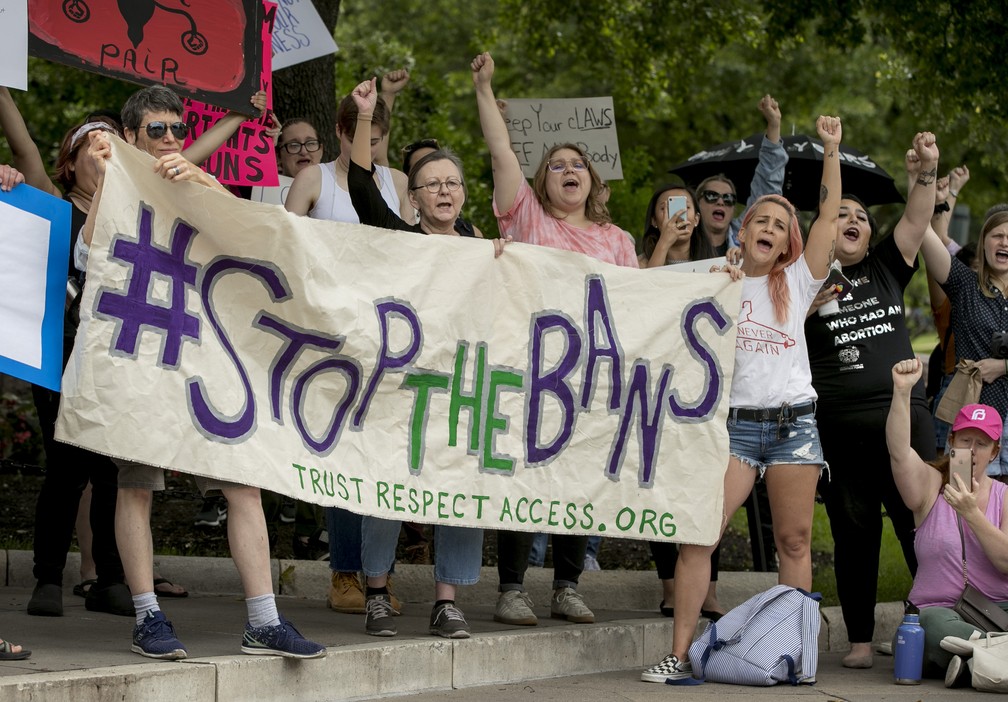 Ativistas a favor do aborto seguram um cartaz com a hashtag "parem os vetos" em Austin, no Texas, nesta terÃ§a-feira (21). â Foto: Jay Janner/Austin American-Statesman via AP