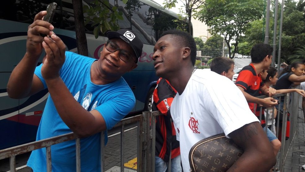 Marlos Moreno é assediado por torcedor: passagem pelo Fla ainda é discreta (Foto: Twitter  / Flamengo)