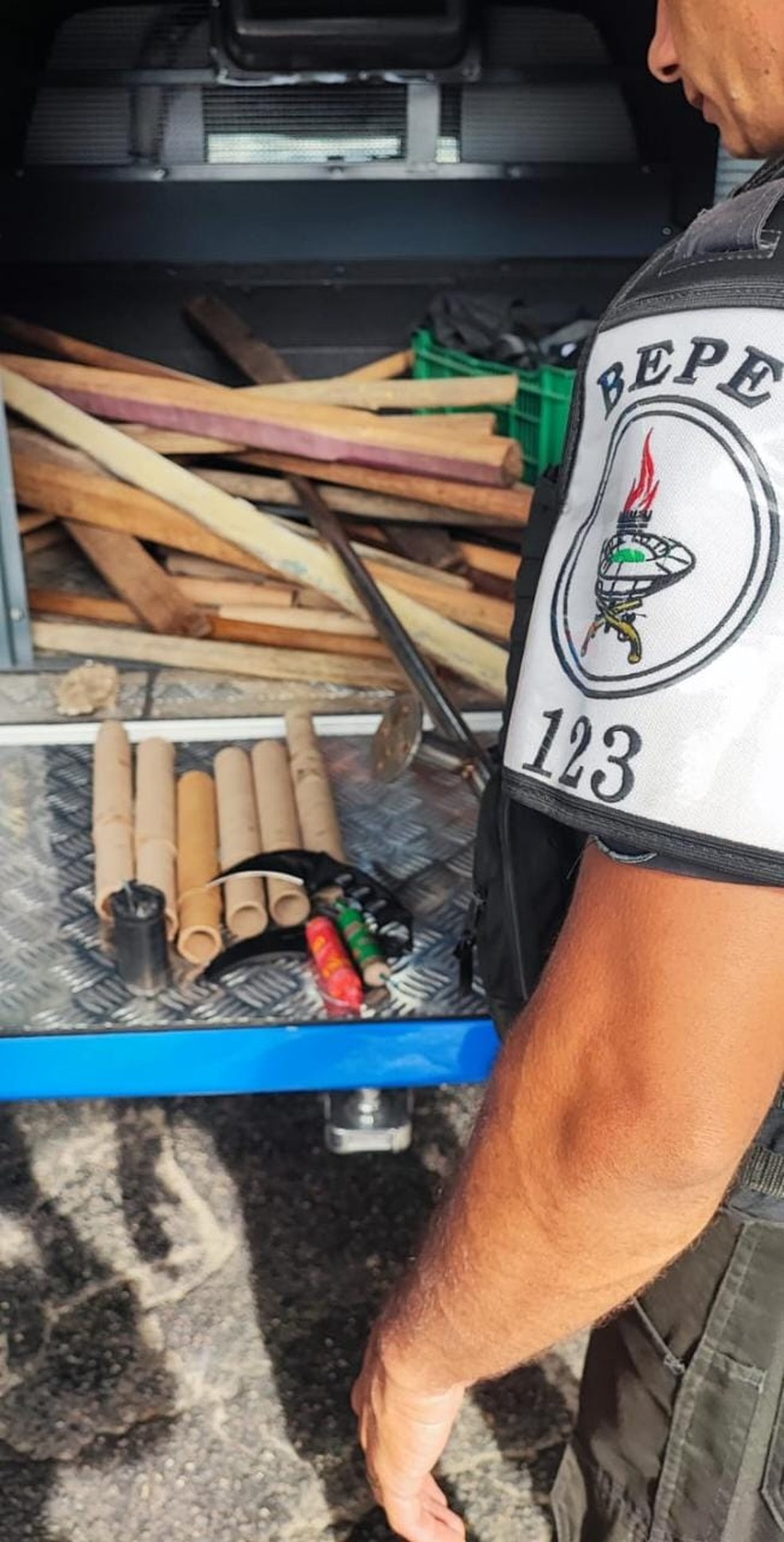 Objetos apreendidos pela polícia no jogo do Campeonato Carioca — Foto: Divulgação 