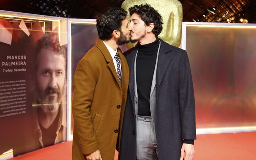 Johnny Massaro beija namorado na noite de premiação do Festival de Cinema de Gramado
