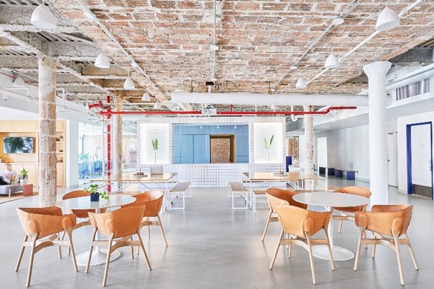 Com estilo industrial, o escritório tem décor azul e laranja. A combinação cria um ambiente tranquilo, mas cheio de energia (Foto: Reprodução)