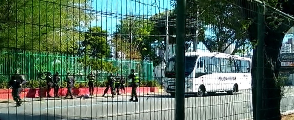 Acidente aconteceu em frente ao IFRN; ônibus da PM atropelou mulher — Foto: Reprodução