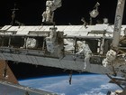 Astronautas saem da estação espacial para consertar equipamento