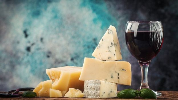 Vinho Marsala e diferentes tipos de queijo poderão ser afetados por uma elevação das tarifas de importação (Foto: Getty Images via BBC)