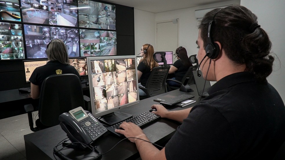 Equipamentos ficam em uma sala de monitoramento na própria empresa — Foto: Guardião Portaria Virtual/Divulgação