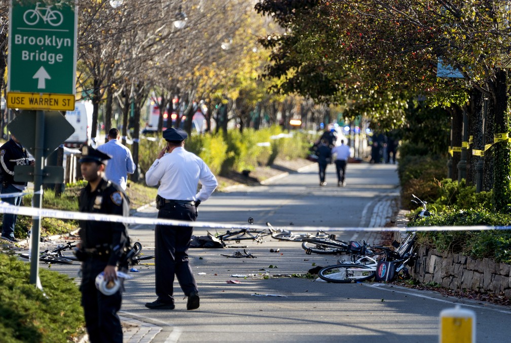 Bicicletas sÃ£o vistas apÃ³s atentado em Nova York  (Foto: Craig Ruttle/AP)