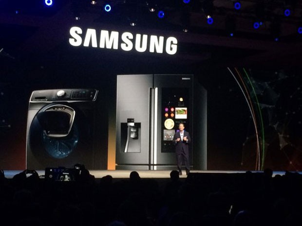 Samsung lançou geladeira conectada na CES 2016 (Foto: Helton Simões Gomes/G1)