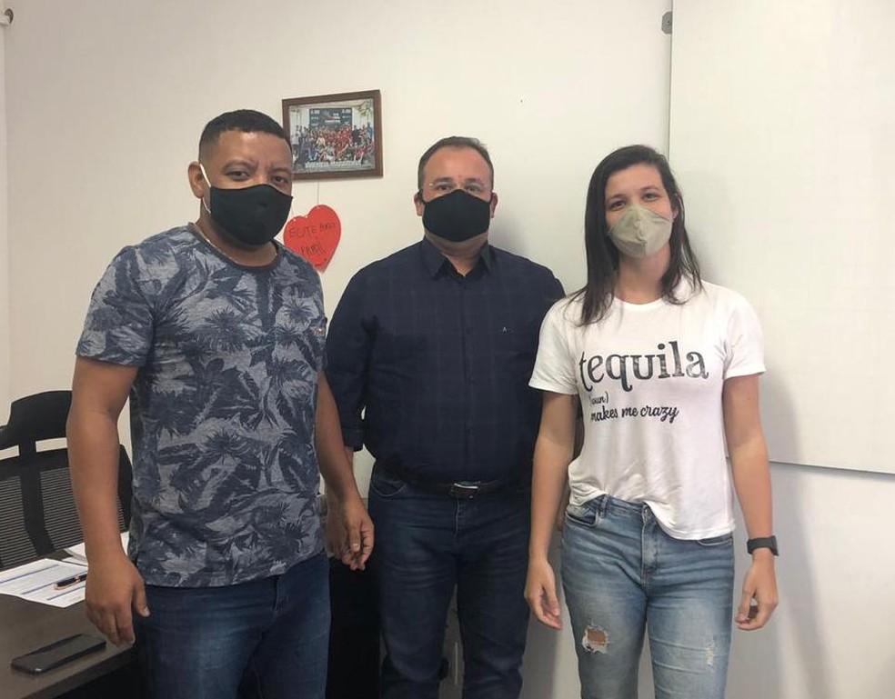 Francielton Vieira (à esquerda) entregou um protocolo de segurança para Secretaria Municipal da Juventude Esporte e Recreação — Foto: ASCOM / Liga Metropolitana de Futsal