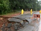 Cratera avança mais da metade em trecho e interdita rodovia após chuva