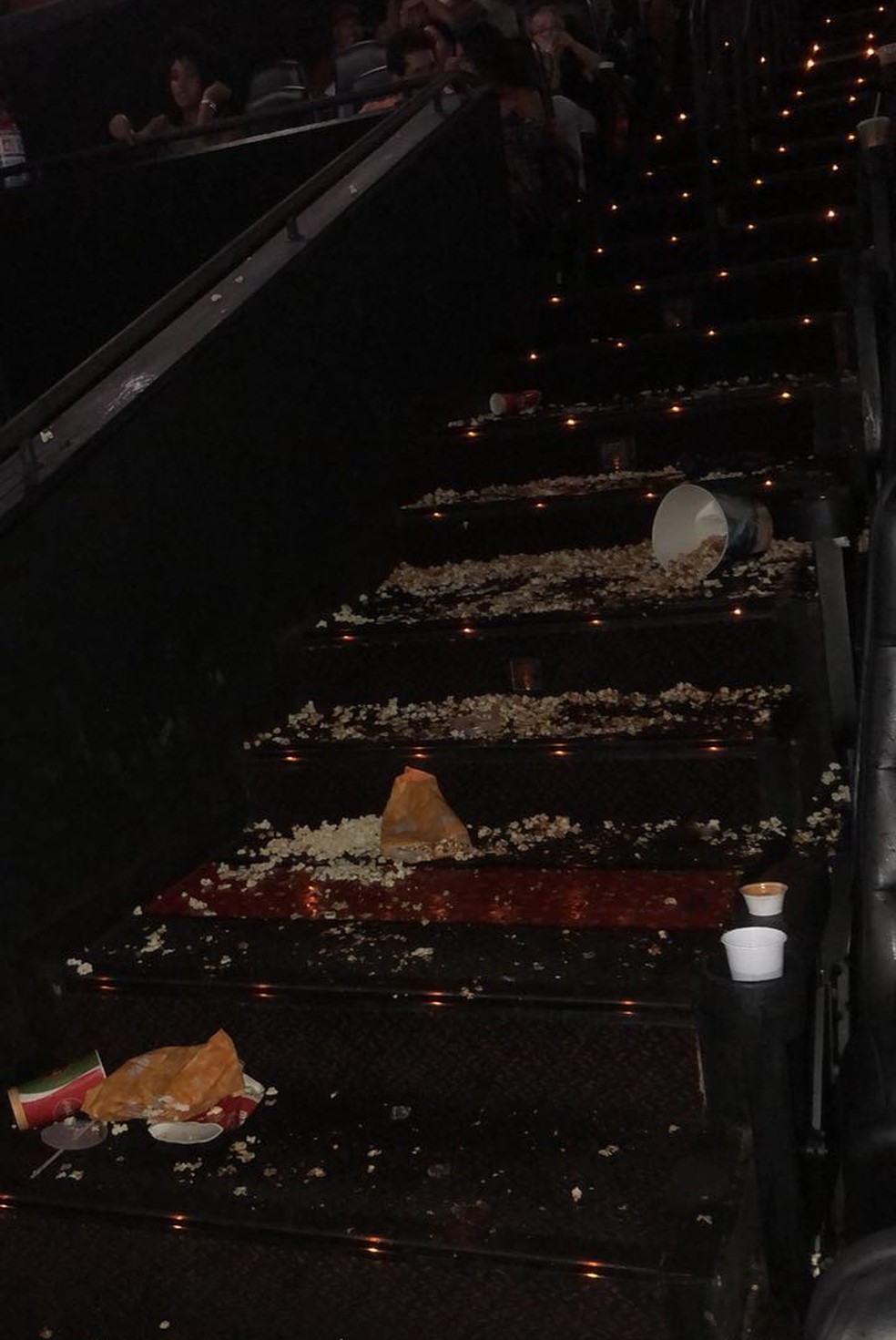 Escada da sala de cinema suja de pipoca após confusão em Vitória (Foto: Aline Souza/Arquivo Pessoal)