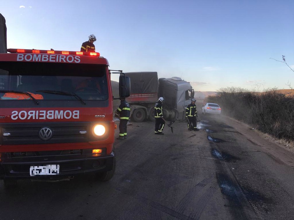 Acidente envolveu duas carretas, dois caminhões e um carro — Foto: Gazeta 5