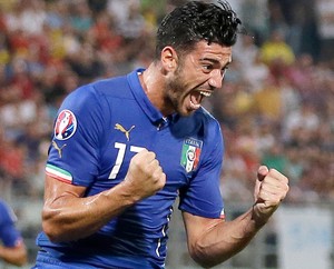 Pelle comemora gol da Itália contra Malta (Foto: Agência AP)