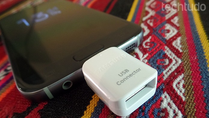 Conecte o adaptador na porta micro USB do seu celular (Foto: Filipe Garret/TechTudo)