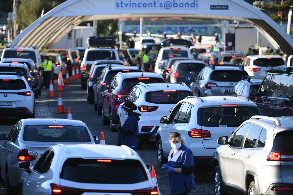Pessoas fazem fila em seus carros para fazer teste de Covid-19 em Bondi Beach, Sydney, em 25 de junho de 2021 — Foto: Dean Lewins/AAP via AP