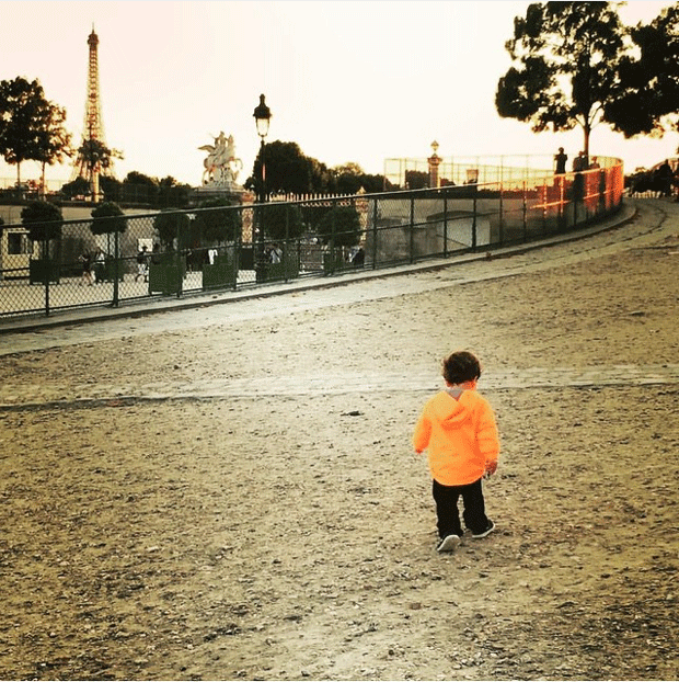 Miguel, filho de Mariana Ferrão, em Paris (Foto: Reprodução Instagram)