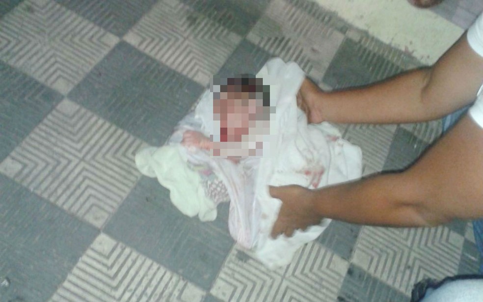 Bebê foi abandonado em calçada de bar logo após ter nascido, na cidade de Maragogipe - BA (Foto: Site Bahia10)