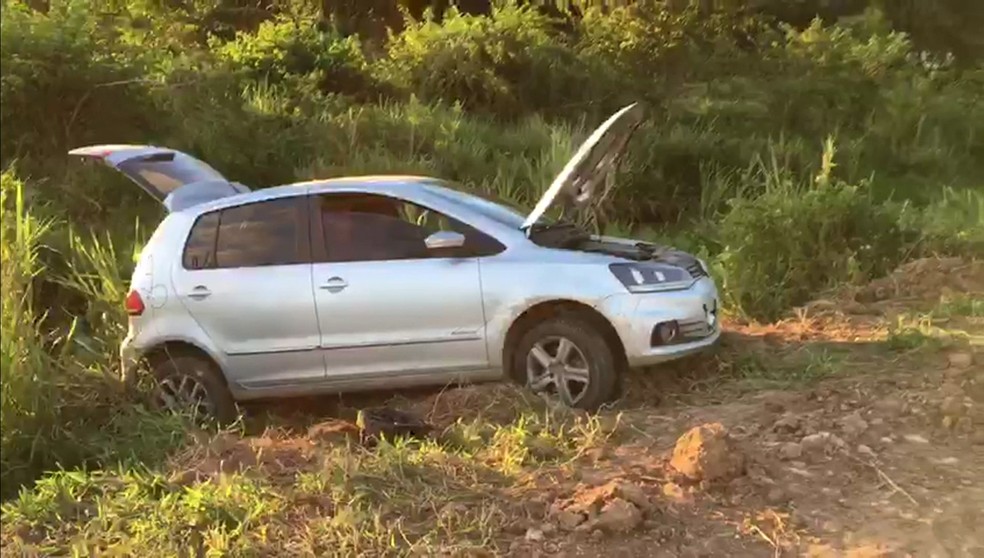 Horas após o assalto, o carro dos padres foi encontrado em uma estrada no município de Itambé, na Mata Norte de Pernambuco (Foto: Reprodução/TV Globo)