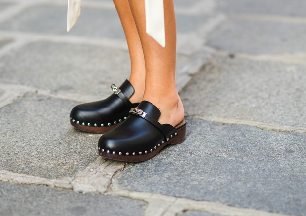 PARIS, FRANCE - JULY 01: Xenia Adonts wears black leather Hermes studded clogs / shoes, during the Twilly By Hermes : Launch Party In Paris, on July 01, 2021 in Paris, France. (Photo by Edward Berthelot/Getty Images) (Foto: Getty Images)