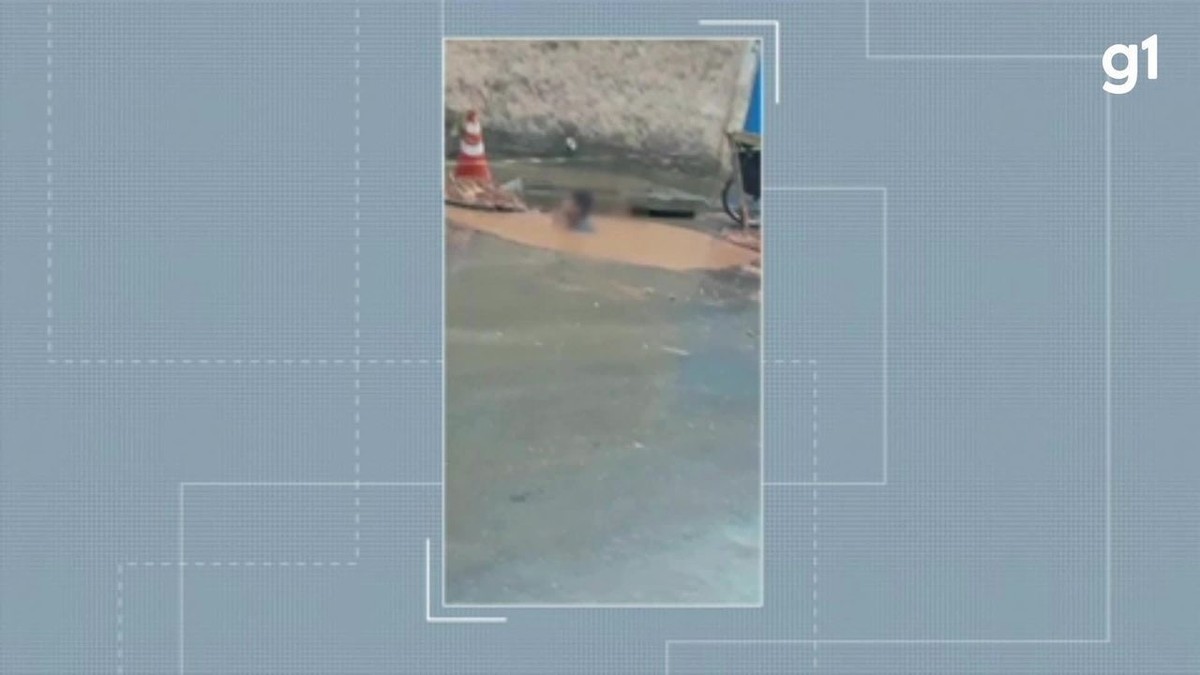 Vídeo de criança brincando em buraco com vazamento de água em Montes Claros viraliza nas redes sociais